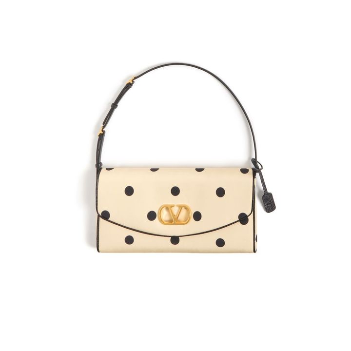 ヴァレンティノ ガラヴァーニ ドゥ ヴェイン スモール ショルダーバッグ（モアレ プリュス ドゥ ポワ ファブリック）¥ 291,500／VALENTINO GARAVANI（ヴァレンティノ インフォメーションデスク 03-6384-3512） Photo_ Courtesy of Valentino