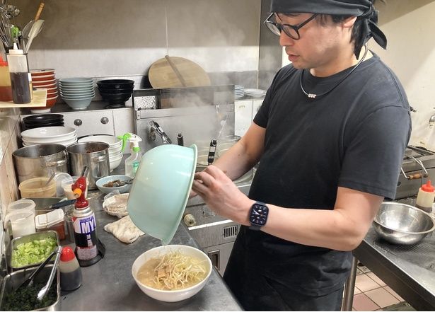 店長の原口直樹さん。「お気に入りのスープ、麺の組み合わせで存分に堪能してくださいね」