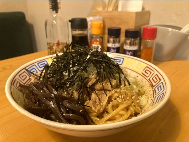 「肉まぜそば」(並盛り1000円)。麺量は茹で後で350グラムと食べ応え満点