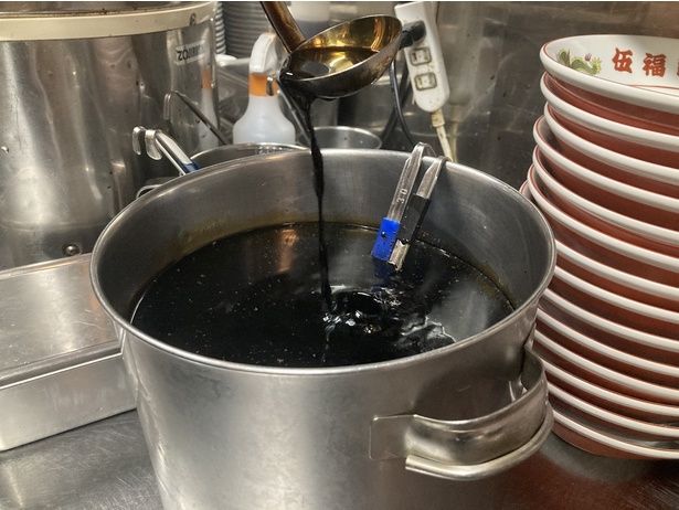 カエシの「黒しょうゆ」。スープを“黒く”仕上げ、旨味をガツンと感じさせるポイントとなる素材