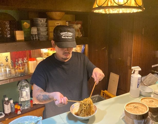 濃厚なタレにも負けないほど、しっかりと太麺の存在感がある。自慢のカエシや鶏油を絡めた状態で提供してくれる