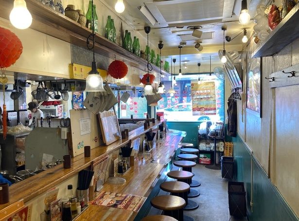 店内はまるで中国の街角のような雰囲気。11時から翌朝4時30分までの通し営業で、いつでも立ち寄れるのがうれしい