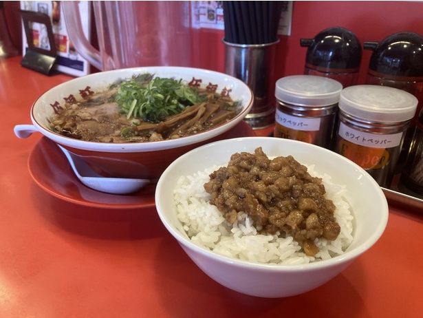 背徳感のある「背アブライス」(280円)。味付け背脂が乗って、ライスの旨味はさらに引き立つ