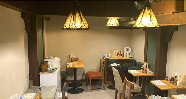 バーのように落ち着いた空間で食事が楽しめる。カウンターとテーブルがあり、12席ほど