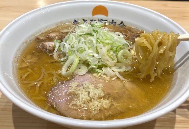 たっぷりのラードで油も多めなので、「ごはん」(小150円〜)などとセットで楽しむのが定番