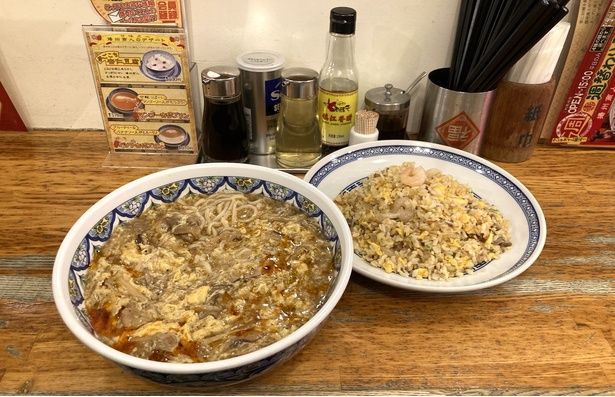 麺と炒飯は単品だとかなりのボリューム。ランチでは麺にミニ炒飯などが付くセットがある