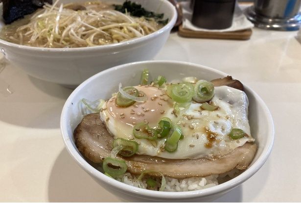 「まかない丼」(750円、ハーフ400円)。写真のハーフサイズでもボリュームがあり、満足感は十分