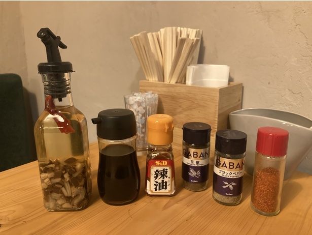 卓上の調味料は、特製のお酢やラー油など6種類