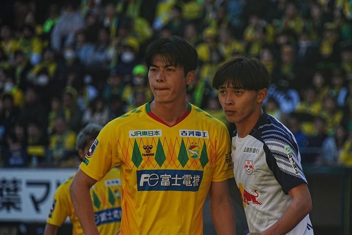 画像: コーナーキック時の河野（左、写真：縄手猟）