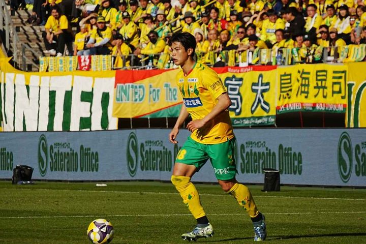 画像: パスコースを探す河野（写真：縄手猟）