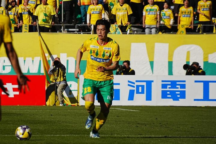 画像: ボールを持ち運ぶ河野（写真：縄手猟）