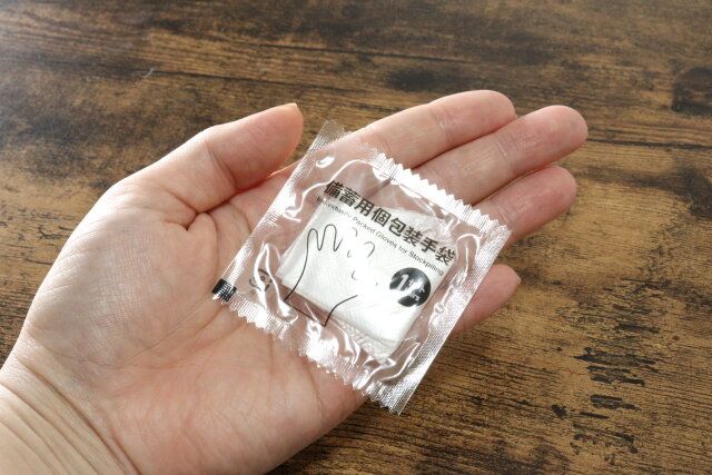 ダイソーの手のひらサイズの備蓄用個包装手袋（30セット）