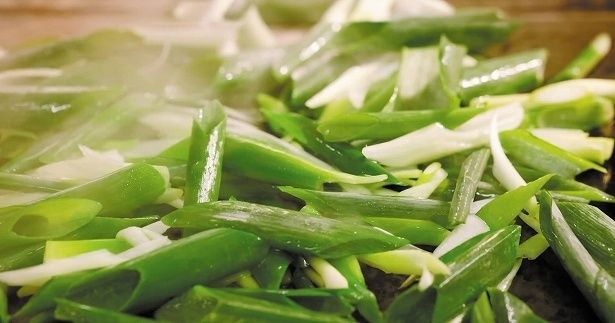 【写真】京都発祥の伝統食材、九条ネギをサッとグリル