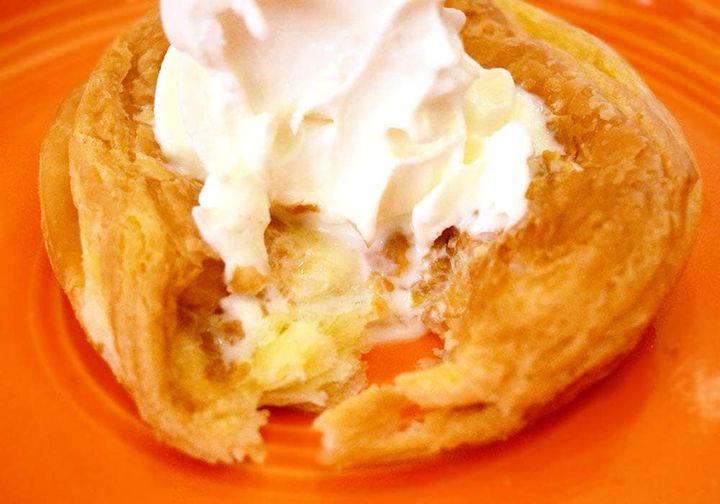 カットされた状態で提供されるわけではないため、デニッシュはやや食べにくい印象