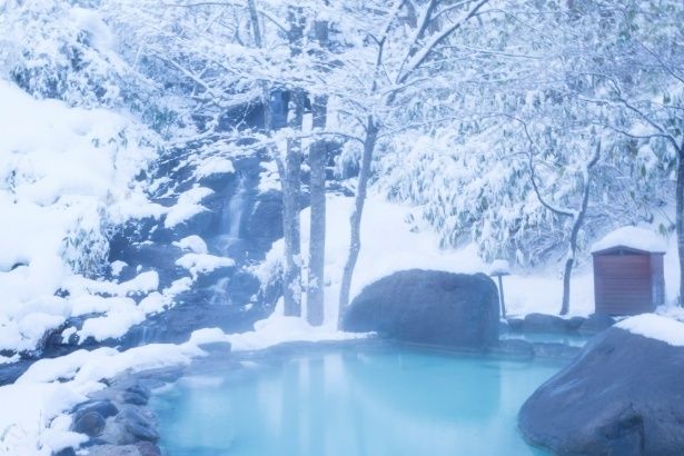 【写真】雪深い森にひっそりとたたずむ冬の露天風呂「八重九重の湯」