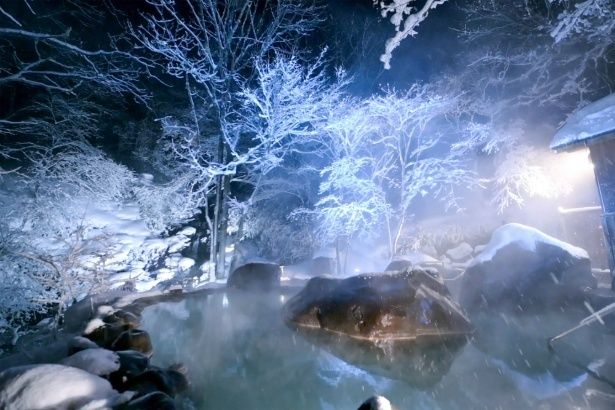 幻想的なナイト雪見露天「八重九重の湯」。静寂の森と温かな湯が調和する冬だけの絶景体験