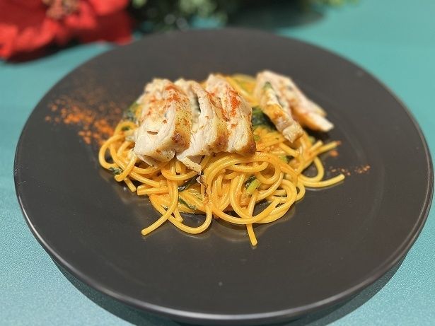 「五穀味鶏胸肉ローストを贅沢にのせた トマトクリームパスタ」
