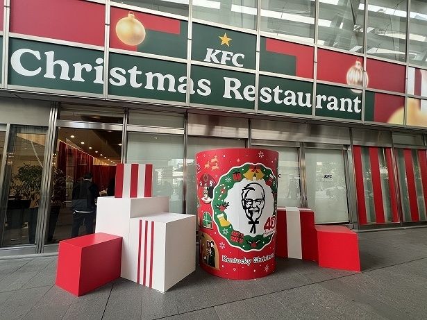 入口には巨大なパーティバーレル