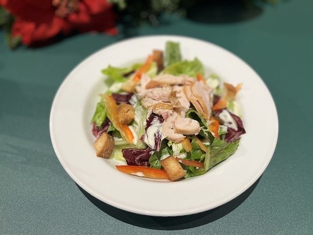 「香るスモークチキンのシーザーサラダ」