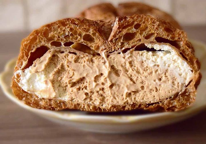 ほぼ隙間なく、チョコクリームとホイップが詰まっています。