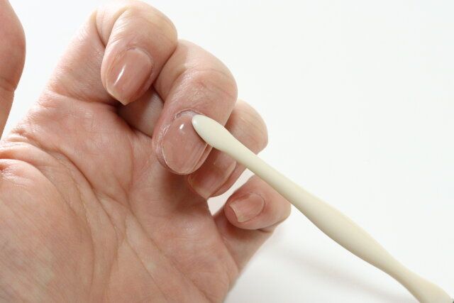 ダイソーのネイルケアセット（4個）の甘皮カッターの後ろをプッシャー代わりに使う