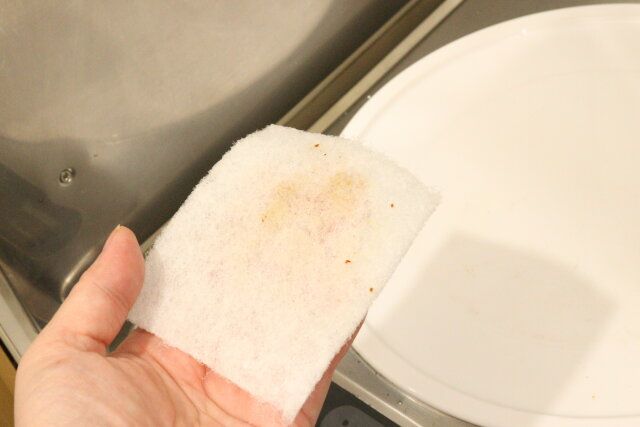 ダイソーのシートたわしは水で濡らして擦るだけで汚れが落ちる