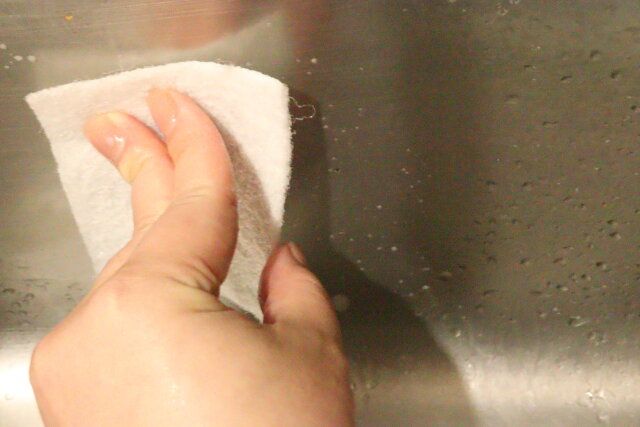 ダイソーのシートたわしはシンクの水アカに強い