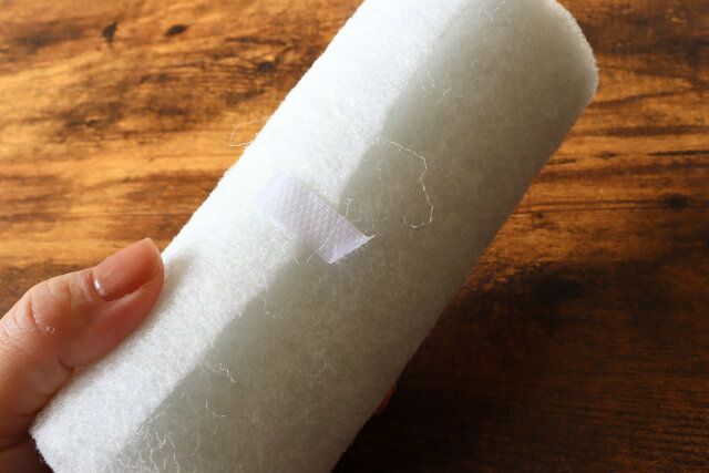 ダイソーのシートたわしは付属の面テープで固定できる