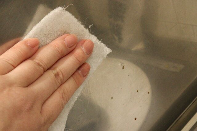 ダイソーのシートたわしは油汚れに強い
