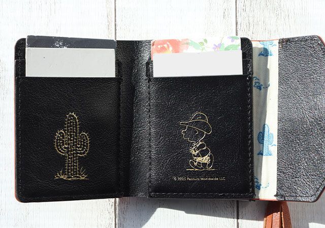 宝島社ムック付録のSNOOPYのYEAR OF THE HORSE MINI WALLET4
