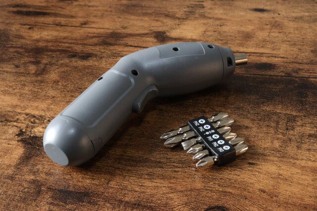 ダイソーの電動ドライバービット（6本）を電動ドライバーにセットする