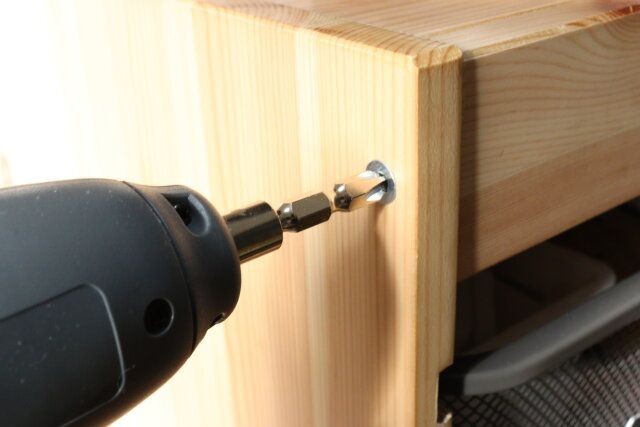 ダイソーの電動ドライバービット（6本）を使ってネジ留めする