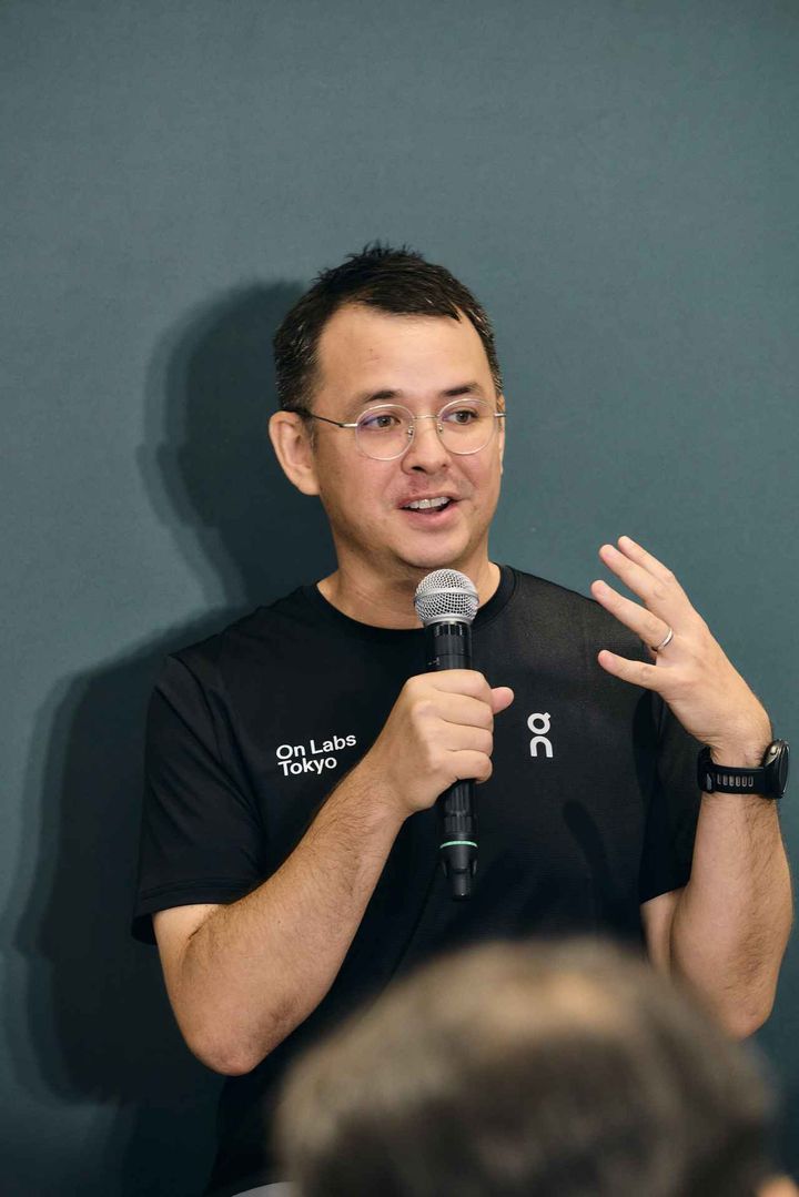 画像: 店舗オープン時に記者会見に臨む トシミツ・ローリック氏 主催者提供