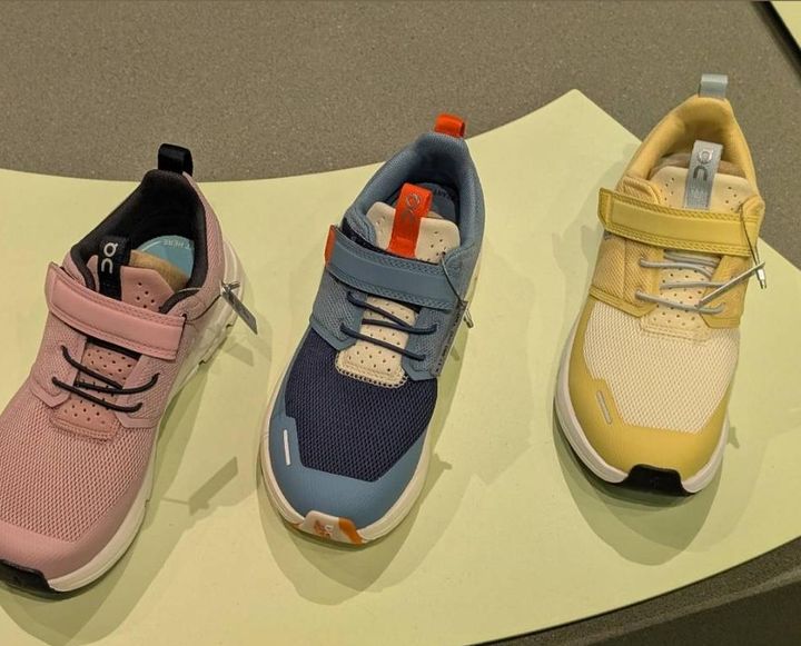 画像: 子供向けのシューズ。カラフルで可愛らしいデザインが特徴的だ。筆者撮影