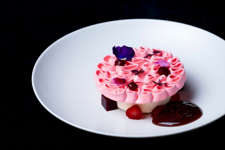 パリの「Restaurant KEI」のシグネチャーデセールのヴァシュランを銀座ヴァージョンで。「ヴァシュラン 苺 白味噌」