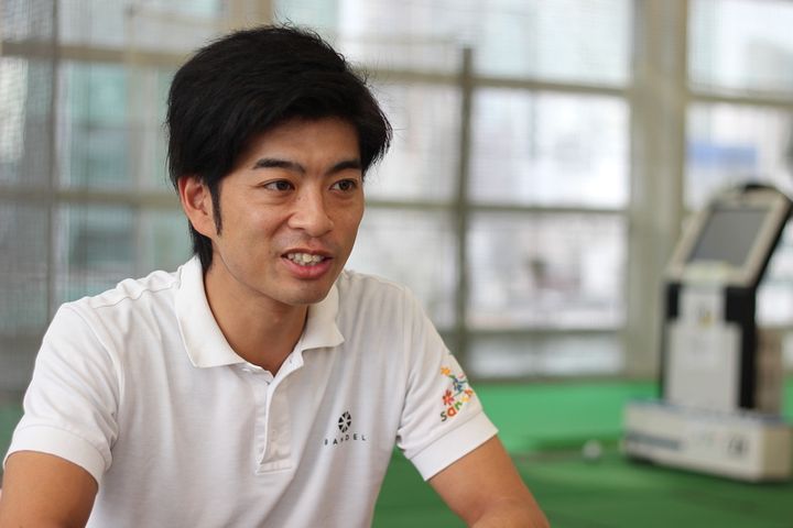 「ゴルフのスコアは自己流フォームでは伸びない！」人気インストラクターに訊く初心者レッスンのススメ