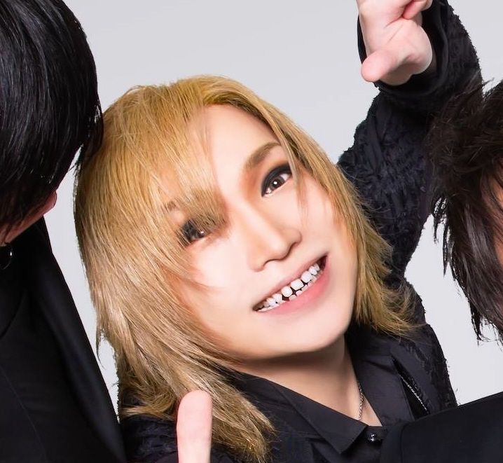 4人組のビジュアル系エアーバンド、ゴールデンボンバーの公式Xに投稿された動画が大きな話題となっています。