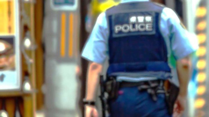 お巡りさんが話を聞いてくれて...（画像はphotoACより）