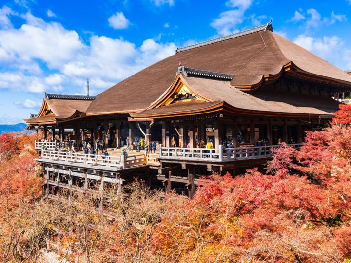 All About ニュース編集部が全国250人を対象に実施した「寺社仏閣に関するアンケート」の調査結果から、好き&行ってみたい「京都府の寺社仏閣」ランキングを発表！ 2位「清水寺」を抑えた1位は？ （サムネイル画像出典：PIXTA）