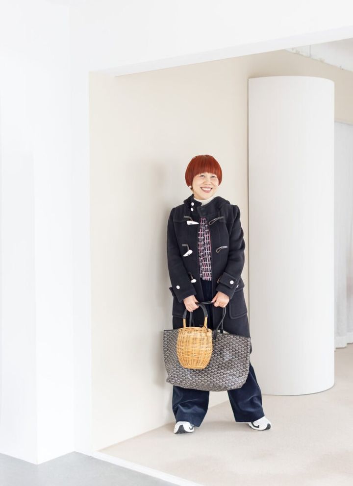 コート、スニーカー／ともにハイク、タートルニット／ザラ、ベスト／トゥモローランド ビー、サロペット／ギャルリー・ヴィー、トートバッグ／ゴヤール、かごバッグ／dottodot、ピアス／ノーブランド（すべて私物）