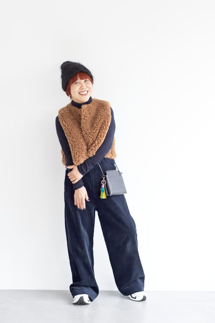 サロペット、タートルニット／ともにギャルリー・ヴィー、ベスト、スニーカー／ともにハイク、ショルダーバッグ／ザロウ、バッグチャーム／MERCEDES SALAZAR、ニット帽／フランスのブランドのもの（すべて私物）