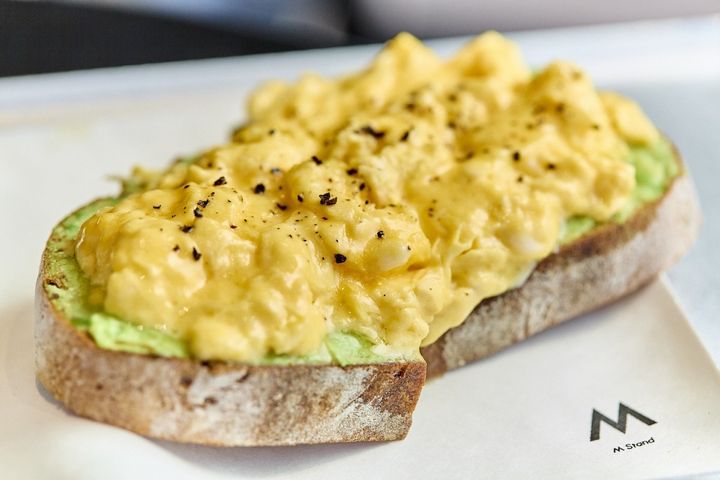 「アボカド スクランブルエッグ」1280円／写真提供：M Stand coffee