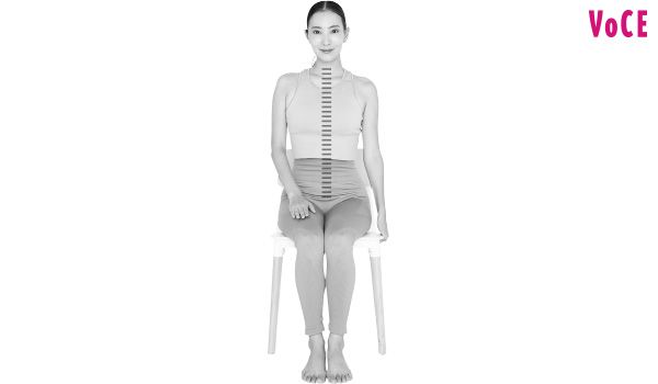 イスに腰かける