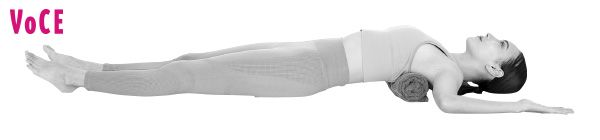 両腕を上げてひじを曲げる