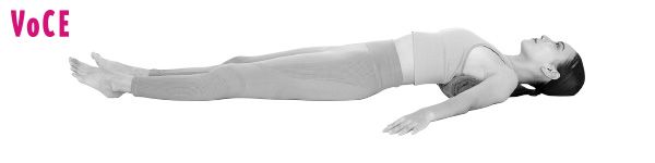 肩甲骨に背中枕を当てる