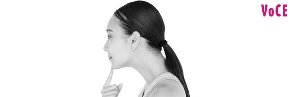 あごの先に人差し指を置く