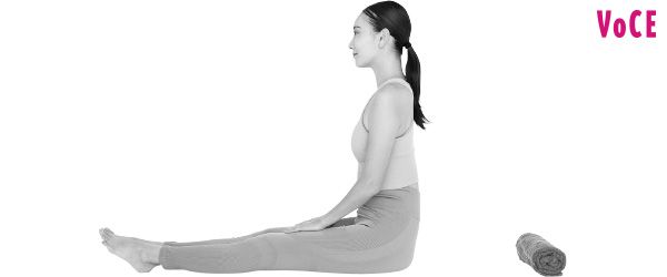 タオルで作った背中枕を置き、長座になる