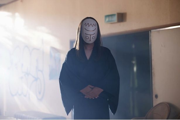 【写真を見る】不気味！危害を加えないのに“ずっと付いてくる”神様とは!? [c]2025 「とれ！」製作委員会