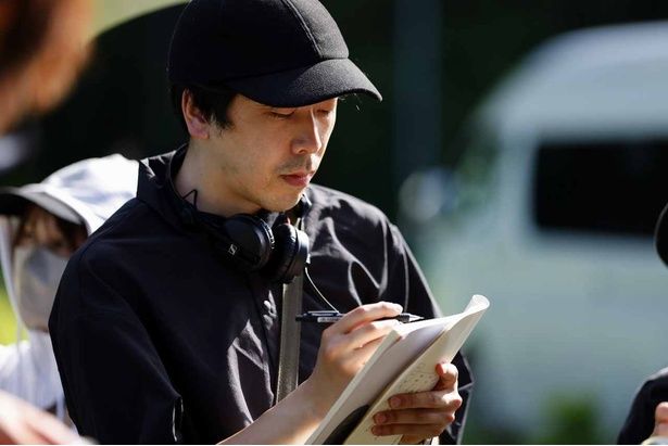 コウイチ監督のメイキング写真が到着 [c]2025 「とれ！」製作委員会