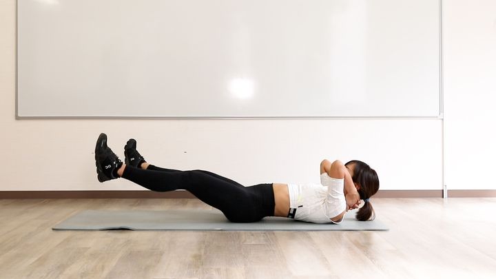 サイドシザーキックの写真2_両足を地面から浮かせる